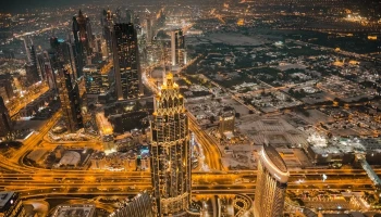 Na zdjęciu znajduje się widok Dubaju nocą z lotu ptaka