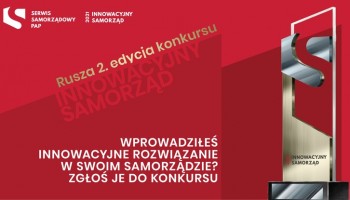na zdjęciu znajduje się plakat drugiej edycji konkursu na innowacyjny samorząd, statuetka laureata konkursu, logo sewisu samorządowego polskiej agencji prasowej