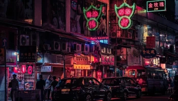 Honk Kong, miasto z samochodami i neonami z chińskimi napisami