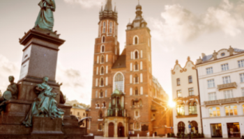 Kościół Mariacki a przed nim pomnik Adama Mickiewicza oraz Rynek w Krakowie