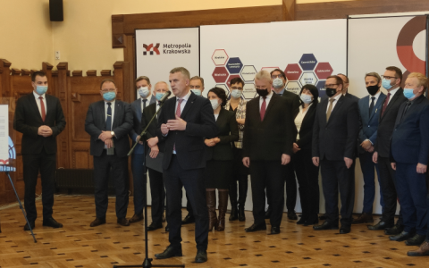 Burmistrz Artur Kozioł na tle 14 wójtów i burmistrzów