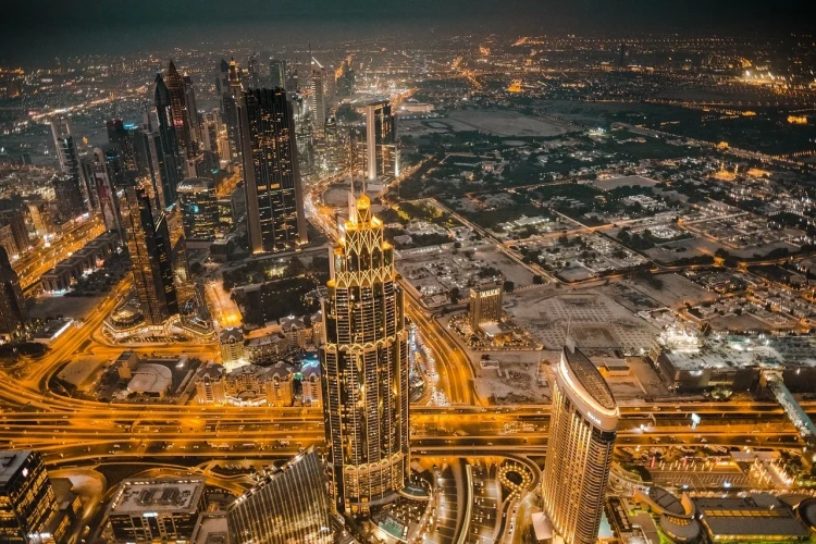 Na zdjęciu znajduje się widok Dubaju nocą z lotu ptaka