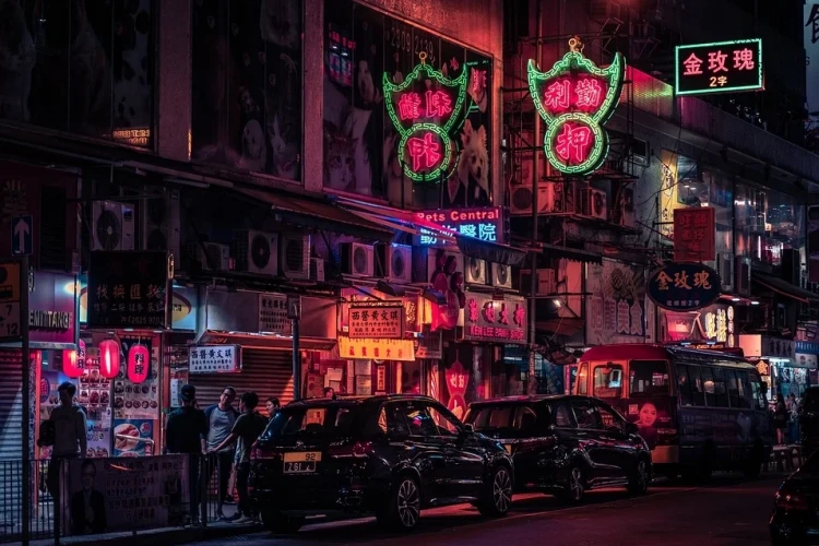 Honk Kong, miasto z samochodami i neonami z chińskimi napisami